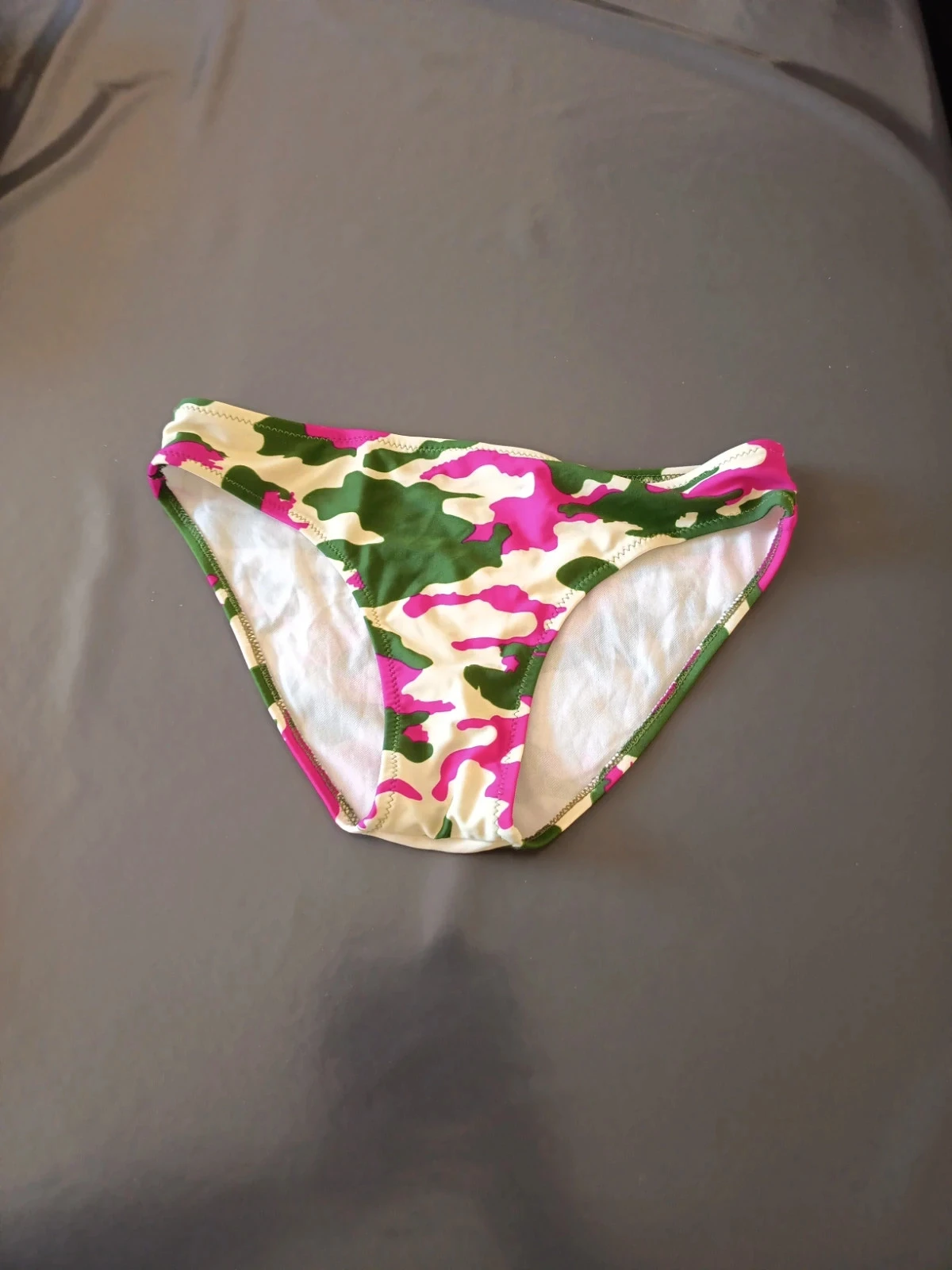 Bas de maillot camouflage vert rose
